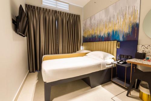 a bedroom with a large bed in a room at ibis budget Singapore Gold in Singapore