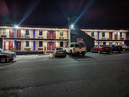 - un parking en face de l'hôtel la nuit dans l'établissement Executive Inn Coopersburg, à Coopersburg