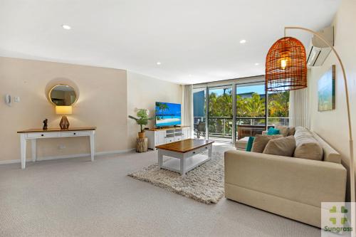 - un salon avec un canapé et une table dans l'établissement Azzura Greens Resort, à Gold Coast