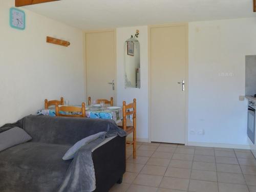 Photo de la galerie de l'établissement Maison 3 pièces + mezzanine, terrasse, 300m plage, 6 couchages - Saint Pierre la Mer - FR-1-229D-582, à Saint Pierre La Mer