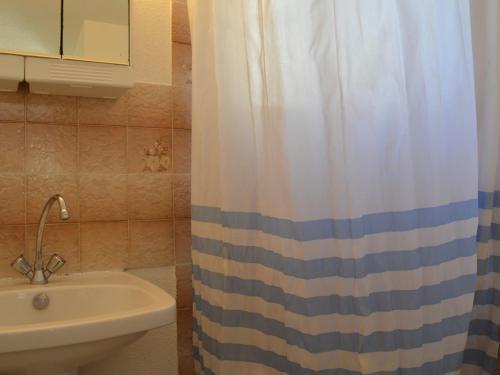 a bathroom with a shower curtain and a sink at Maison Fleury-Saint-Pierre-la-Mer, 3 pièces, 6 personnes - FR-1-229D-582 in Saint Pierre La Mer
