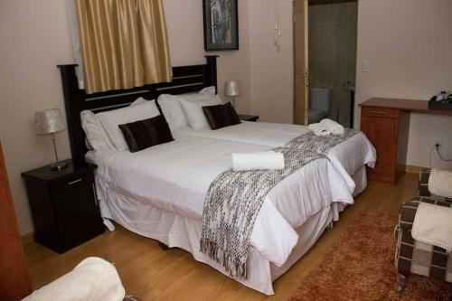 Postel nebo postele na pokoji v ubytování Ebony and Ivory Guesthouse