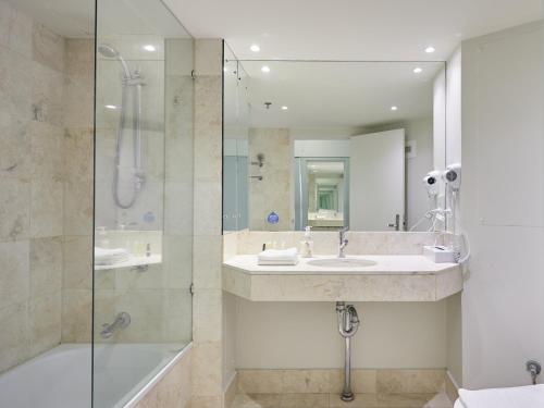 y baño con lavabo y ducha. en Serain Residences On View en Gold Coast