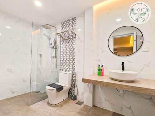 een badkamer met een toilet, een wastafel en een spiegel bij Gran Estancia Villa @ JBcity Home in Johor Bahru