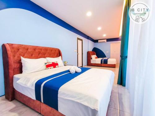 een slaapkamer met een groot bed met rood en blauw bij Gran Estancia Villa @ JBcity Home in Johor Bahru