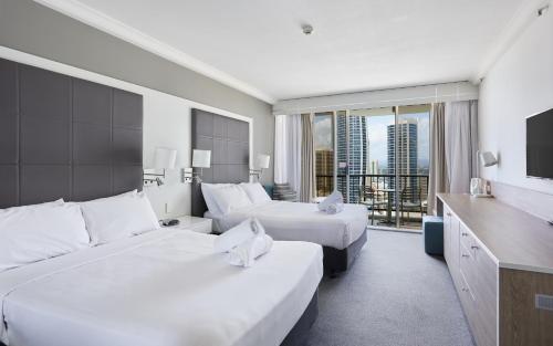 Habitación de hotel con 2 camas y TV en Serain Residences On View en Gold Coast