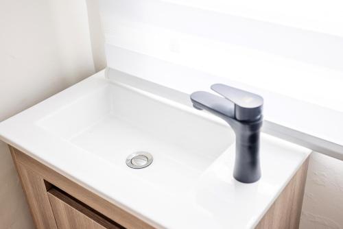 a bathroom sink with a black faucet on a counter at 金玉旅社 in Guanshan