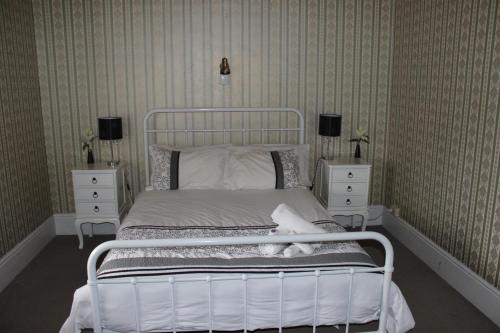 Una cama o camas en una habitación de St Marys Hotel and Bistro