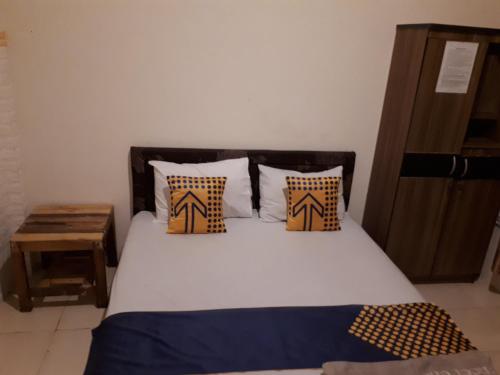 a bedroom with a bed with two pillows at Bintang Khanida Syari'ah in Tjakranegara