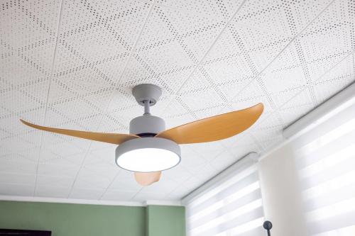 a ceiling fan and a light on a ceiling at 金玉旅社 in Guanshan