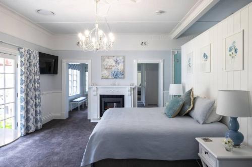 a bedroom with a large bed and a fireplace at River Hamptons in Berri
