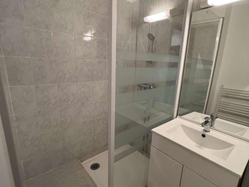 une salle de bain avec douche et lavabo dans l'établissement Studio près de la plage, cabine, parking privatif, 4 pers, 1er étage, Valras-Plage - FR-1-701-2, à Valras-Plage