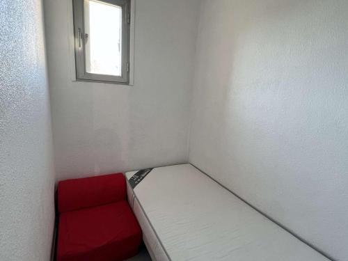 une petite pièce avec un lit et une fenêtre dans l'établissement Studio près de la plage, cabine, parking privatif, 4 pers, 1er étage, Valras-Plage - FR-1-701-2, à Valras-Plage