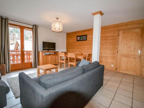 un salon avec un canapé et une salle à manger dans l'établissement Appartement Morzine 64m² - Proche remontées mécaniques, WiFi, Sauna, Parking, 6 Pers. - FR-1-684-61, à Morzine