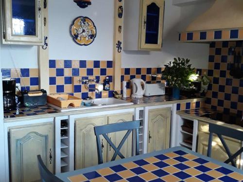 - une cuisine avec un évier et un comptoir avec une table dans l'établissement Appartement T2 Cabine avec Grande Terrasse, Parking Privé, à 200m de la Plage - Valras-Plage - FR-1-701-22, à Valras-Plage