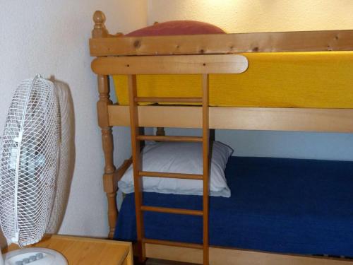 - un lit superposé avec une échelle dans une chambre dans l'établissement Appartement T2 Cabine avec Grande Terrasse, Parking Privé, à 200m de la Plage - Valras-Plage - FR-1-701-22, à Valras-Plage
