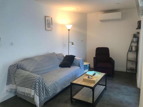 Posteľ alebo postele v izbe v ubytovaní Bel Appartement Cœur de Ville, 6 Pers, Terrasse, Clim, Parking, à 400m de la Plage - FR-1-701-7
