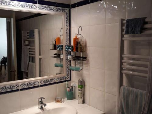 une salle de bain avec un lavabo et un miroir dans l'établissement Appartement T2 Cabine avec Grande Terrasse, Parking Privé, à 200m de la Plage - Valras-Plage - FR-1-701-22, à Valras-Plage