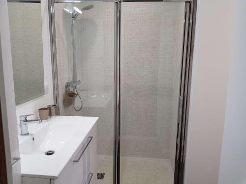 Kúpeľňa v ubytovaní Bel Appartement Cœur de Ville, 6 Pers, Terrasse, Clim, Parking, à 400m de la Plage - FR-1-701-7