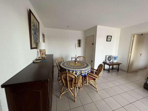 - une salle à manger avec une table et des chaises dans l'établissement T3 Centre-ville avec Piscine, Parking Sécurisé, Proche Plage, 6 Pers - Valras-Plage - FR-1-701-12, à Valras-Plage