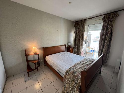 Posteľ alebo postele v izbe v ubytovaní T3 Centre-ville avec Piscine, Parking Sécurisé, Proche Plage, 6 Pers - Valras-Plage - FR-1-701-12