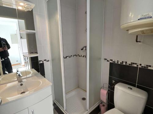 uma casa de banho com um chuveiro, um WC e um lavatório. em Appartement Valras-Plage, 2 pièces, 4 personnes - FR-1-701-28 em Valras-Plage