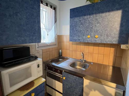 Kuchyňa alebo kuchynka v ubytovaní Studio Confort, Petit Prix, Proche Plage - 2 Pers, Parking Privé, Valras-Plage - FR-1-701-13