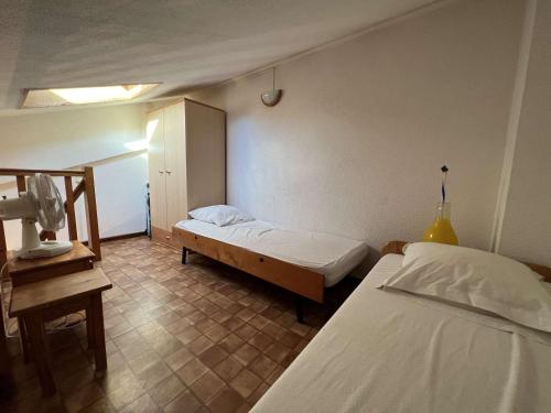 Posteľ alebo postele v izbe v ubytovaní Pavillon à Petit Prix, Piscine et Terrasse, Proche Plage à Valras-Plage - FR-1-701-31
