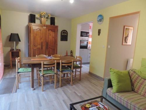 un salon avec une table, des chaises et un canapé dans l'établissement Maison 7 Pers. à Valras-Plage avec BBQ, Terrasse et Proche Port - FR-1-701-1, à Valras-Plage
