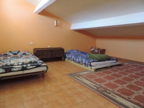 une chambre avec deux lits et un tapis dans l'établissement Maison 7 Pers. à Valras-Plage avec BBQ, Terrasse et Proche Port - FR-1-701-1, à Valras-Plage