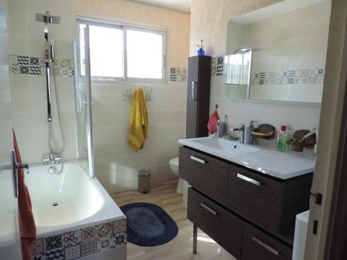 une salle de bain avec une baignoire, un lavabo et une douche dans l'établissement Maison 7 Pers. à Valras-Plage avec BBQ, Terrasse et Proche Port - FR-1-701-1, à Valras-Plage