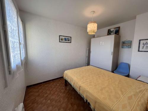 Pokój z łóżkiem, lodówką i oknem w obiekcie Charmant T2 avec terrasse, climatisation, parking - Valras-Plage - FR-1-701-6 w mieście Valras-Plage