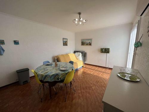 un salon avec une table et un canapé dans l'établissement Charmant T2 avec terrasse, climatisation, parking - Valras-Plage - FR-1-701-6, à Valras-Plage