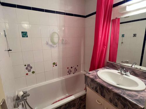 W łazience znajduje się umywalka, wanna i umywalka. w obiekcie Appartement Valras-Plage, 2 pièces, 4 personnes - FR-1-701-18 w mieście Valras-Plage