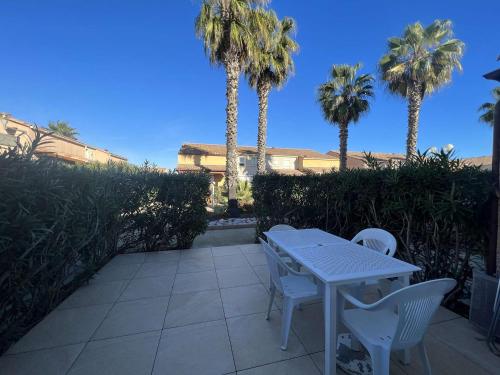 Photo de la galerie de l'établissement Pavillon 4 pers avec piscine, terrasse, parking, à 700m de la plage et proche commerces - FR-1-701-20, à Vendres