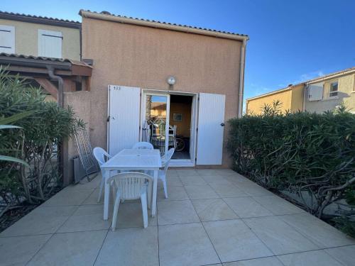 Photo de la galerie de l'établissement Pavillon 4 pers avec piscine, terrasse, parking, à 700m de la plage et proche commerces - FR-1-701-20, à Vendres