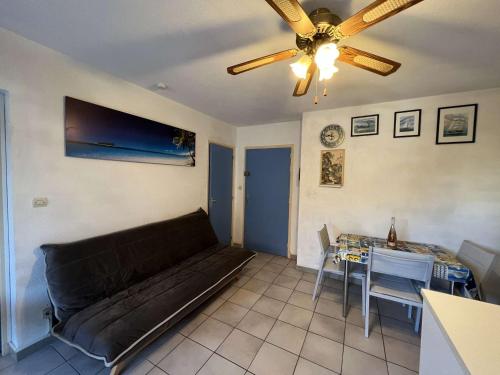 un salon avec un canapé et une table dans l'établissement T3 avec Terrasse Spacieuse, Proche Plage, 4 Pers., Parking Inclus - FR-1-701-27, à Valras-Plage