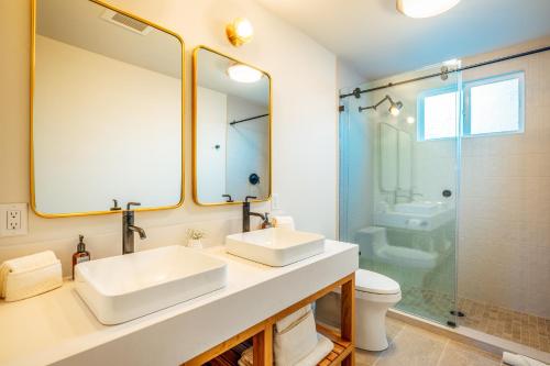 a bathroom with two sinks and a shower at The Ruse in Healdsburg