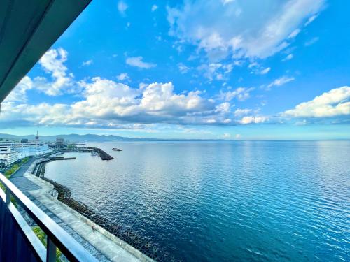 vistas a una gran masa de agua en SKY Tower Sweet 4 Beppu, Resort Love Hotel en Beppu