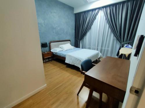 une chambre avec un lit, un bureau et une fenêtre dans l'établissement KL EAST RIDGE RARA SUITE HOMESTAY, à Kuala Lumpur