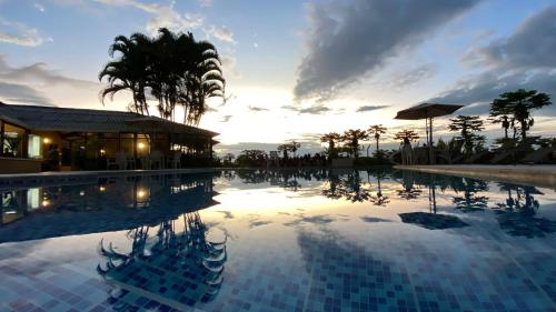 una gran piscina con puesta de sol en el fondo en Baum Hotel, en Armenia