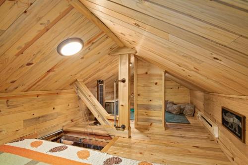 une cabane en rondins avec un escalier dans le grenier dans l'établissement Lil' Frying Pan Cabin, à Golden