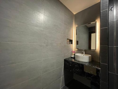 uma casa de banho com um lavatório e um espelho em DSH Hotel em Kuantan