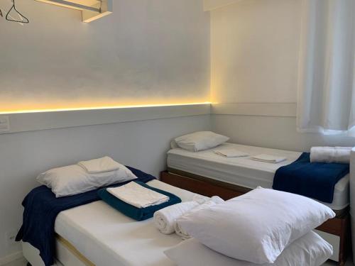 um quarto com duas camas com toalhas em Real Apartments 254 - Barramares flat 2 quartos de luxo com vista espetacular no Rio de Janeiro