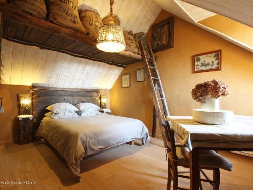 sypialnia z łóżkiem z drabiną i biurkiem w obiekcie Maison 6 pers avec sauna et jardin, Suisse Normande - FR-1-497-172 w mieście Bréel