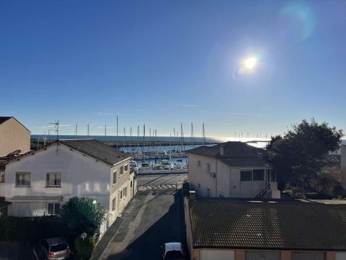 Confortable T2 climatisé, balcon, parking sécurisé, proche plage et commerces - FR-1-701-37