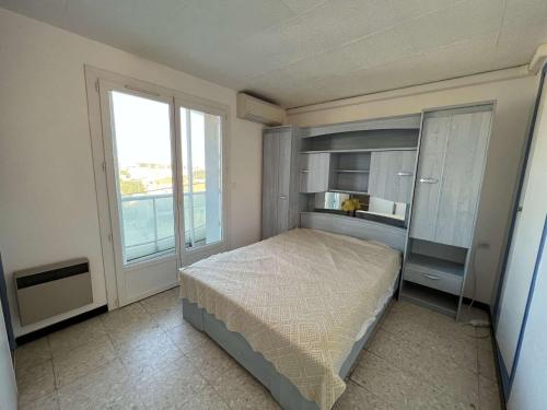 Posteľ alebo postele v izbe v ubytovaní Confortable T2 climatisé, balcon, parking sécurisé, proche plage et commerces - FR-1-701-37