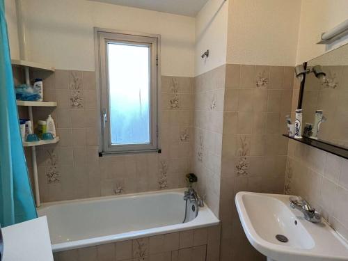 Kúpeľňa v ubytovaní Appartement T2 proche centre, 6 pers. avec balcon, ascenseur, à 400m de la plage et 200m des commerces - FR-1-701-38