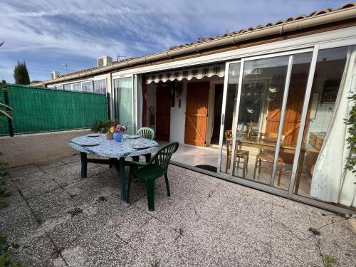 Photo de la galerie de l'établissement **Pavillon avec Terrasse et Véranda, 5 Pers, Proche Plage et Commerces** - FR-1-701-36, à Valras-Plage