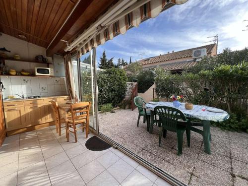 Photo de la galerie de l'établissement **Pavillon avec Terrasse et Véranda, 5 Pers, Proche Plage et Commerces** - FR-1-701-36, à Valras-Plage